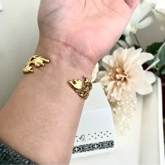 KENDRA SCOTT Savannah Cuff Bracelet in Gold NWT - Picture 9 of 14
